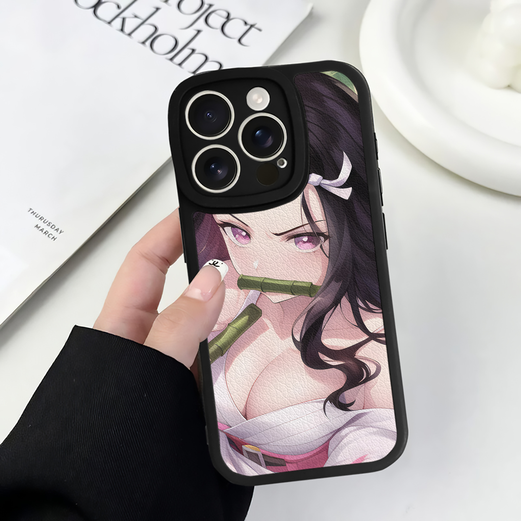 （画像用） 鬼滅の刃（きめつのやいば）竈門 禰󠄀豆子／かまど ねずこ Kamado Nezuko 【iPhone 16シリーズ対応】シリコンスマホケース（レザー調） 材質：シリコン